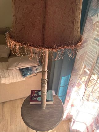 Lámpara de pie con mesa auxiliar