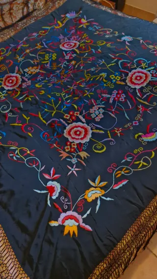 Manton de Manila negro bordado