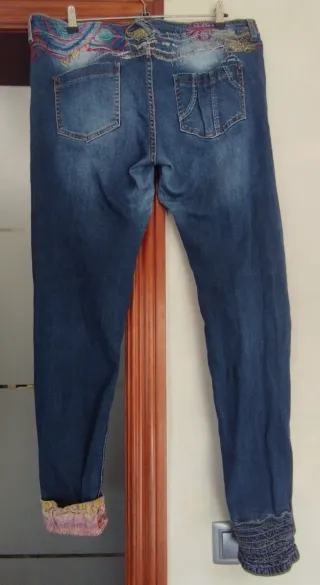 Pantalón tejano Desigual con bordados
