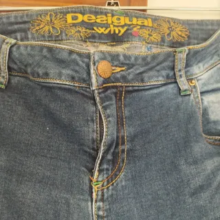 Pantalón tejano Desigual con bordados