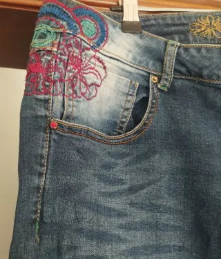 Pantalón tejano Desigual con bordados