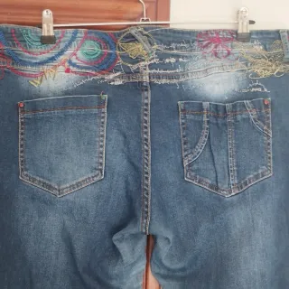 Pantalón tejano Desigual con bordados