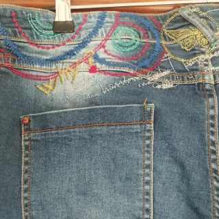 Pantalón tejano Desigual con bordados