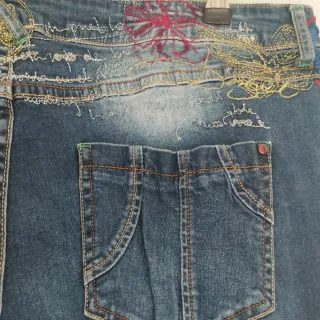 Pantalón tejano Desigual con bordados