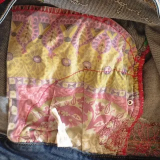 Pantalón tejano Desigual con bordados