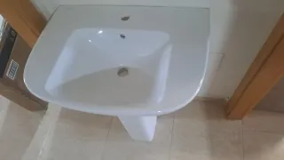 Lavabo de baño blanco con pedestal