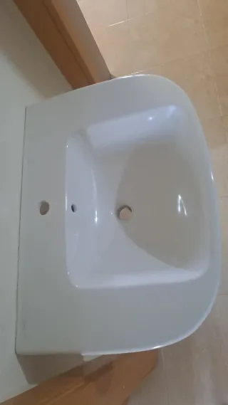 Lavabo de baño blanco con pedestal