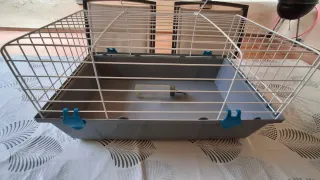 Jaula para mascotas gris y blanca