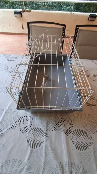 Jaula para mascotas gris y blanca