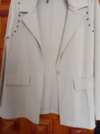 Chaqueta Pisonero Beige con Tachuelas