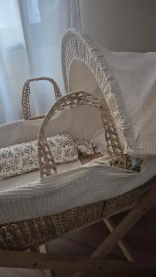 Moisés de mimbre con capota