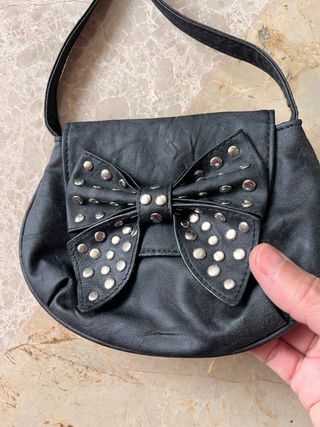 Bolso negro lazo tachuelas