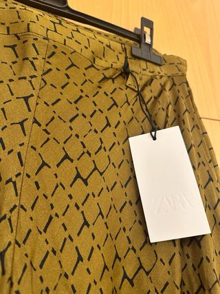 Pantalones anchos con estampado y drapeado de Zara