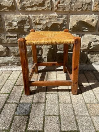 Juego de 3 banquetas antiguas de madera y enea