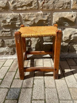 Juego de 3 banquetas antiguas de madera y enea