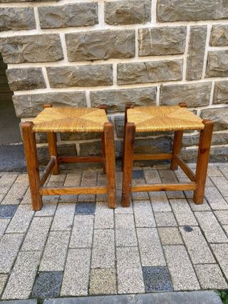 Juego de 3 banquetas antiguas de madera y enea