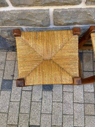 Juego de 3 banquetas antiguas de madera y enea