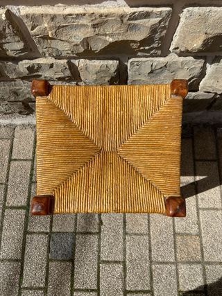 Juego de 3 banquetas antiguas de madera y enea