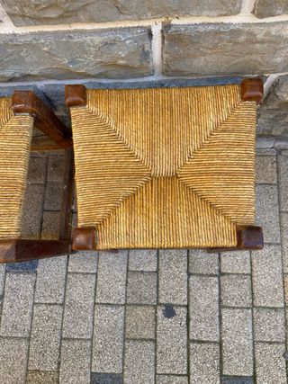 Juego de 3 banquetas antiguas de madera y enea