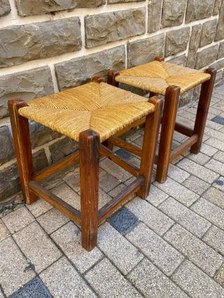 Juego de 3 banquetas antiguas de madera y enea