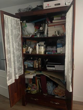 Vitrina de madera con puertas de cristal