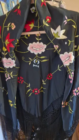 Manton de Manila negro bordado multicolor