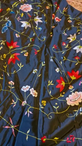 Manton de Manila negro bordado multicolor