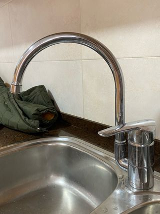 Fregadero doble de cocina con grifería