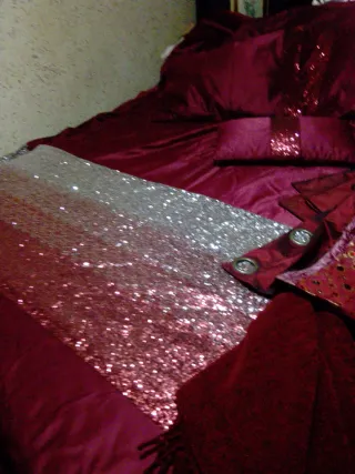 Conjunto colchas, cojines y cortinas en raso