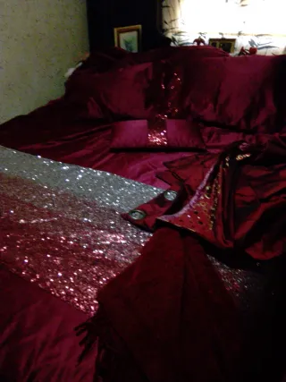 Conjunto colchas, cojines y cortinas en raso