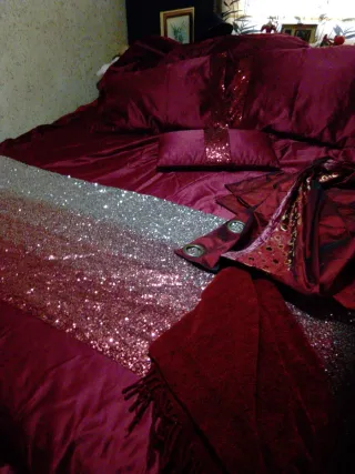 Conjunto colchas, cojines y cortinas en raso