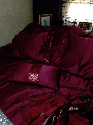 Conjunto colchas, cojines y cortinas en raso