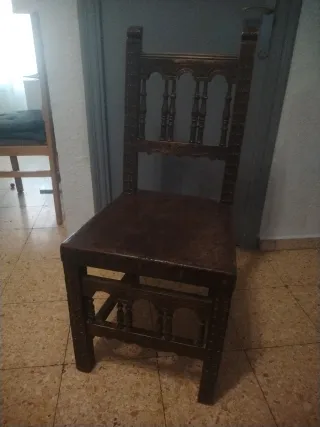 Silla antigua de madera tallada
