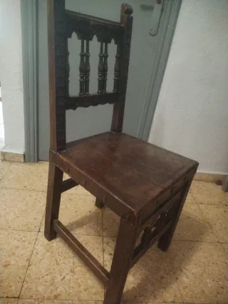 Silla antigua de madera tallada