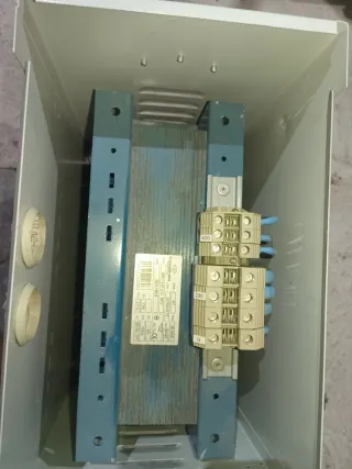 se vende o se cambia Transformador Trifásico  2,20