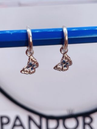 Pendientes pandora de aro mariposa azul