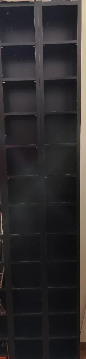 Estantería para CDs de madera negra. Conglomerado.