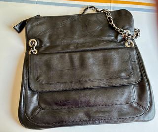 Bolso negro con cadena