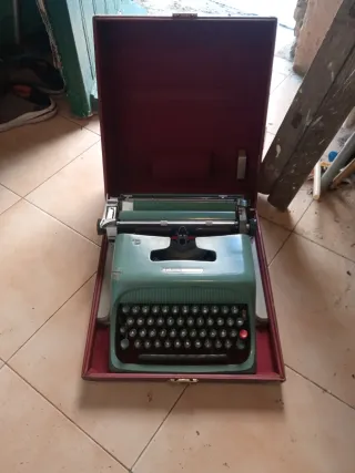 Máquina de escribir Olivetti Lettera 32