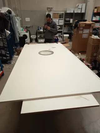 Mesa de madera blanca grande