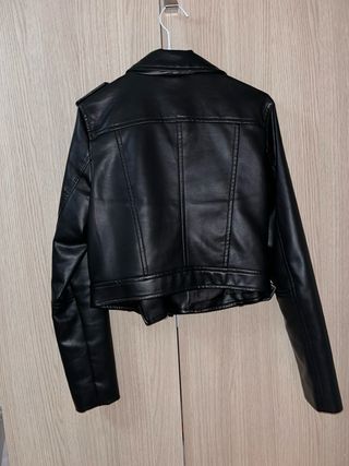 Cazadora efecto piel negra