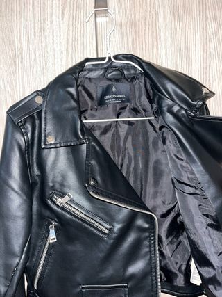 Cazadora efecto piel negra