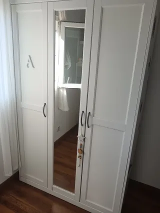 Armario blanco con puertas de madera y cristal