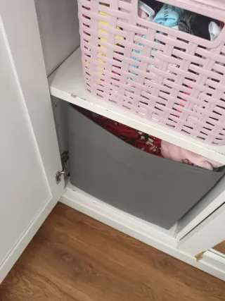 Armario blanco con puertas de madera y cristal