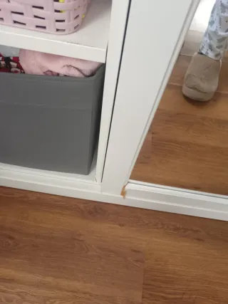 Armario blanco con puertas de madera y cristal