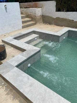 Escaleras de obra para piscinas