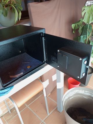 Caja fuerte negra con teclado digital