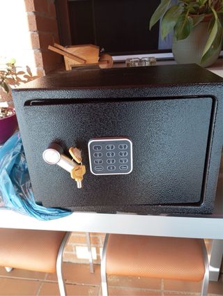 Caja fuerte negra con teclado digital