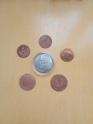 Moneda antigua con perfil y fecha MCMXLIII