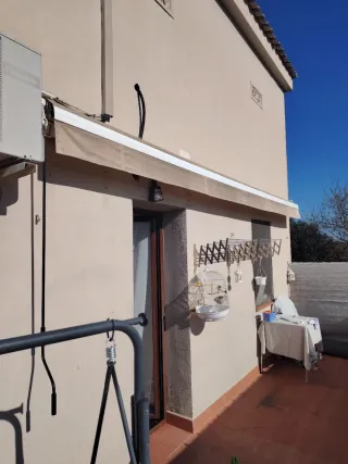 Toldo brazo invisible beige